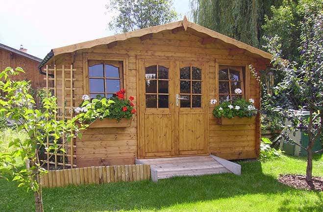 Gartenhäuser aus unterschiedlichen Materialien: Holz ...
