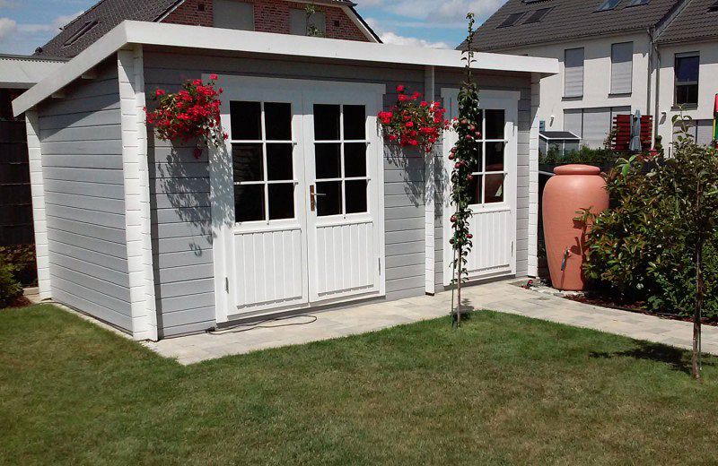 Gartenhaus grauweiß moderner Gartentrend mit Stil