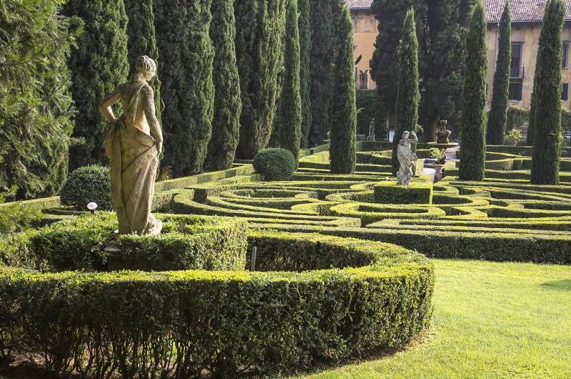 Italienischer Garten mit Statuen