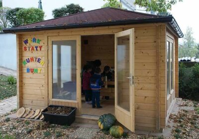 Werkstatt Kunterbunt: ein Gartenhaus im Teehaus-Stil als Kreativ-Werkstatt für Kinder Teehaus als Kuta-Werkstatt