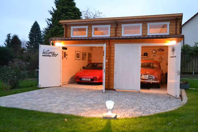 Eine Garage aus Holz für historische Fahrzeuge