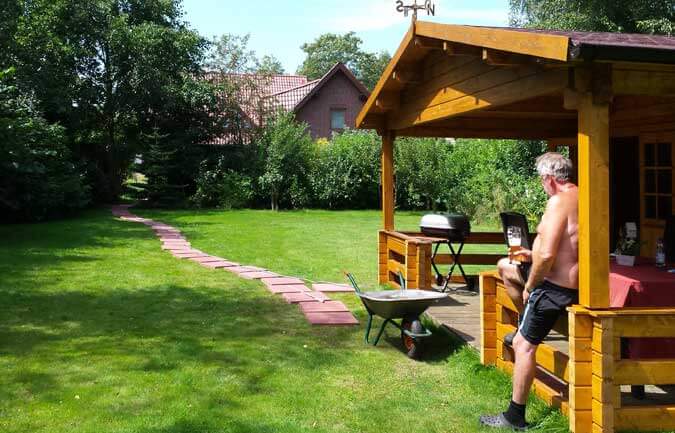 Ein Gartenhaus als Partyhaus - mit Billardtisch und Theke