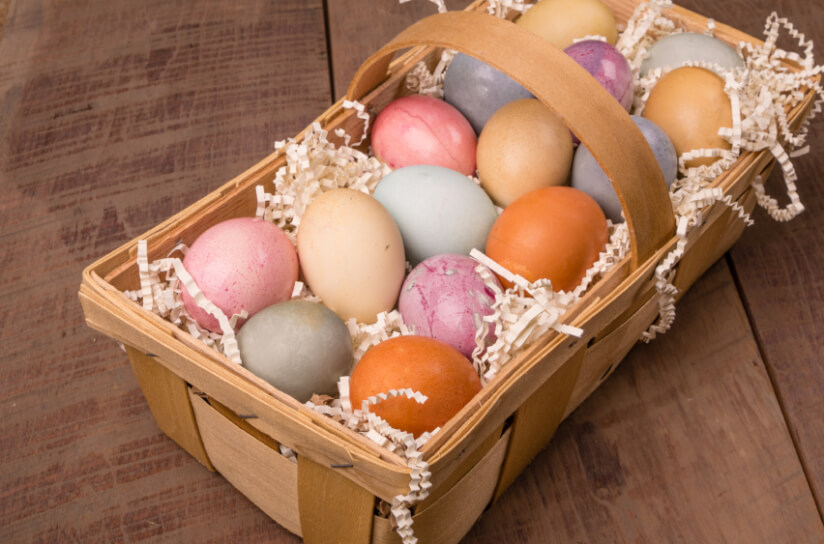 bunte-eier-im-korb