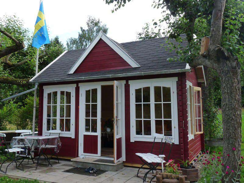 Skandinavischer Landhausstil: Das Gartenhaus in Schwedenrot 