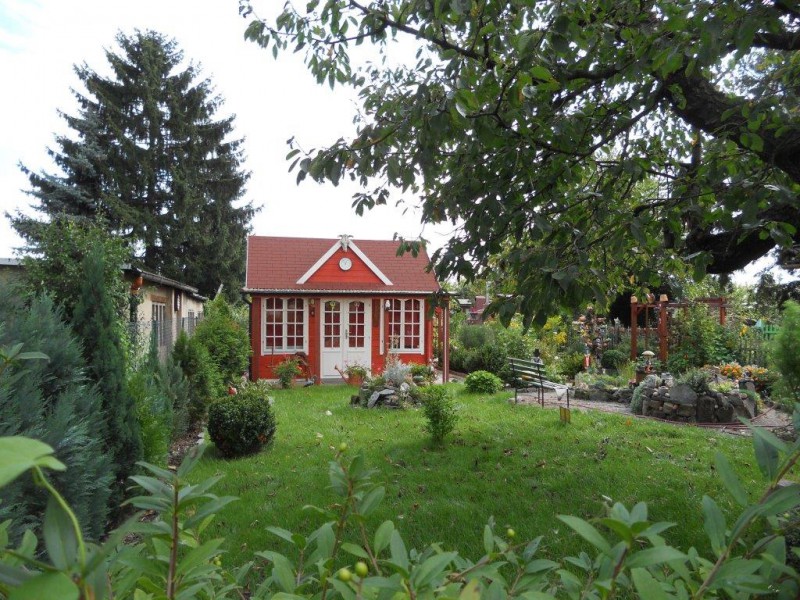 clockhouse-gartenhaus-rot-im-garten