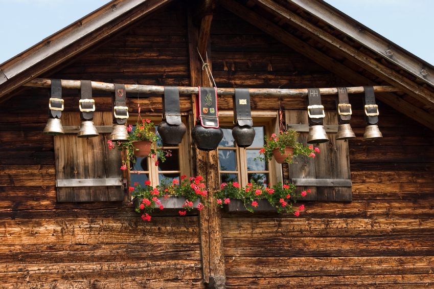 Kuhglocken machen sich nicht nur vor dem Chalet gut, sondern auch als Deko im Blockhaus. 