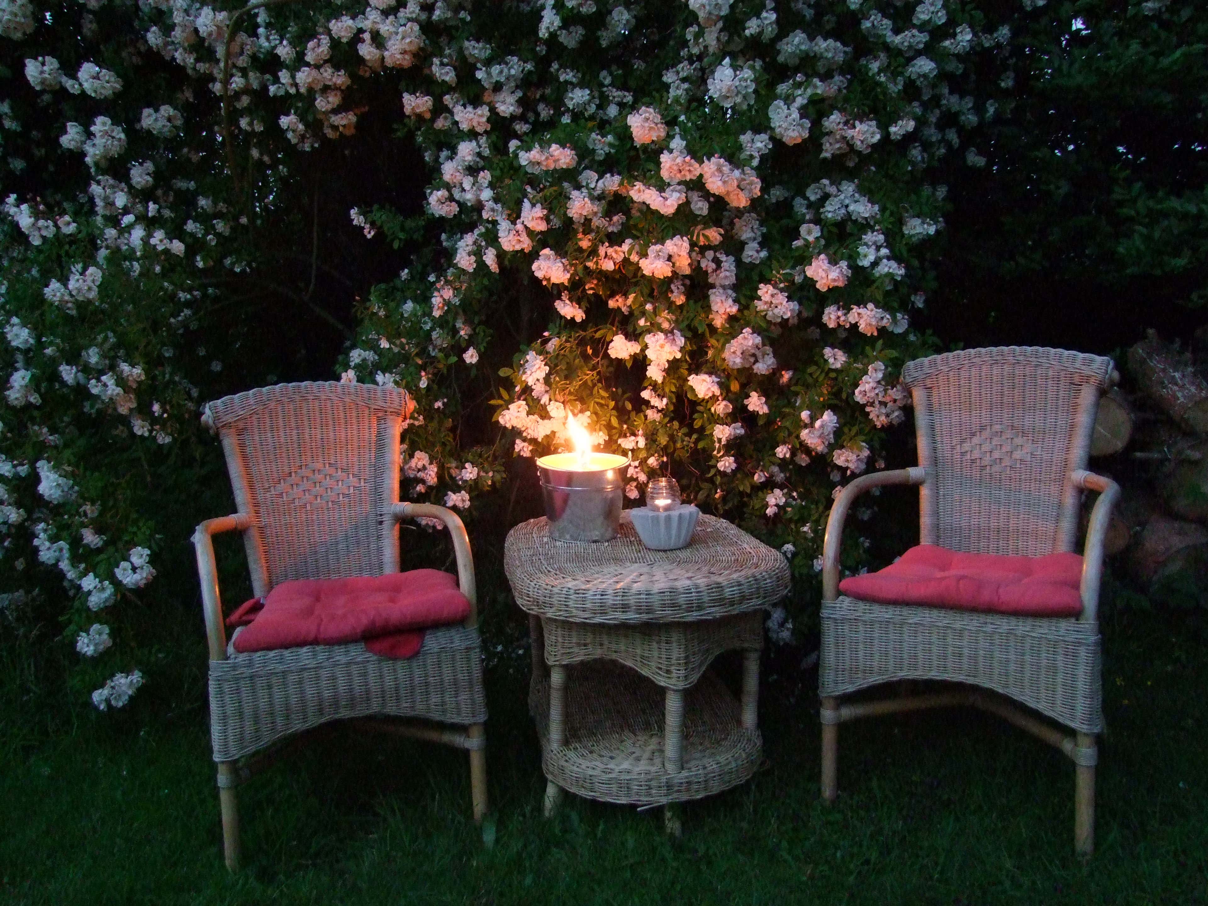 Romantik pur – diese Sitzecke würde auch perfekt ins Susans rosa Gartentraum passen.