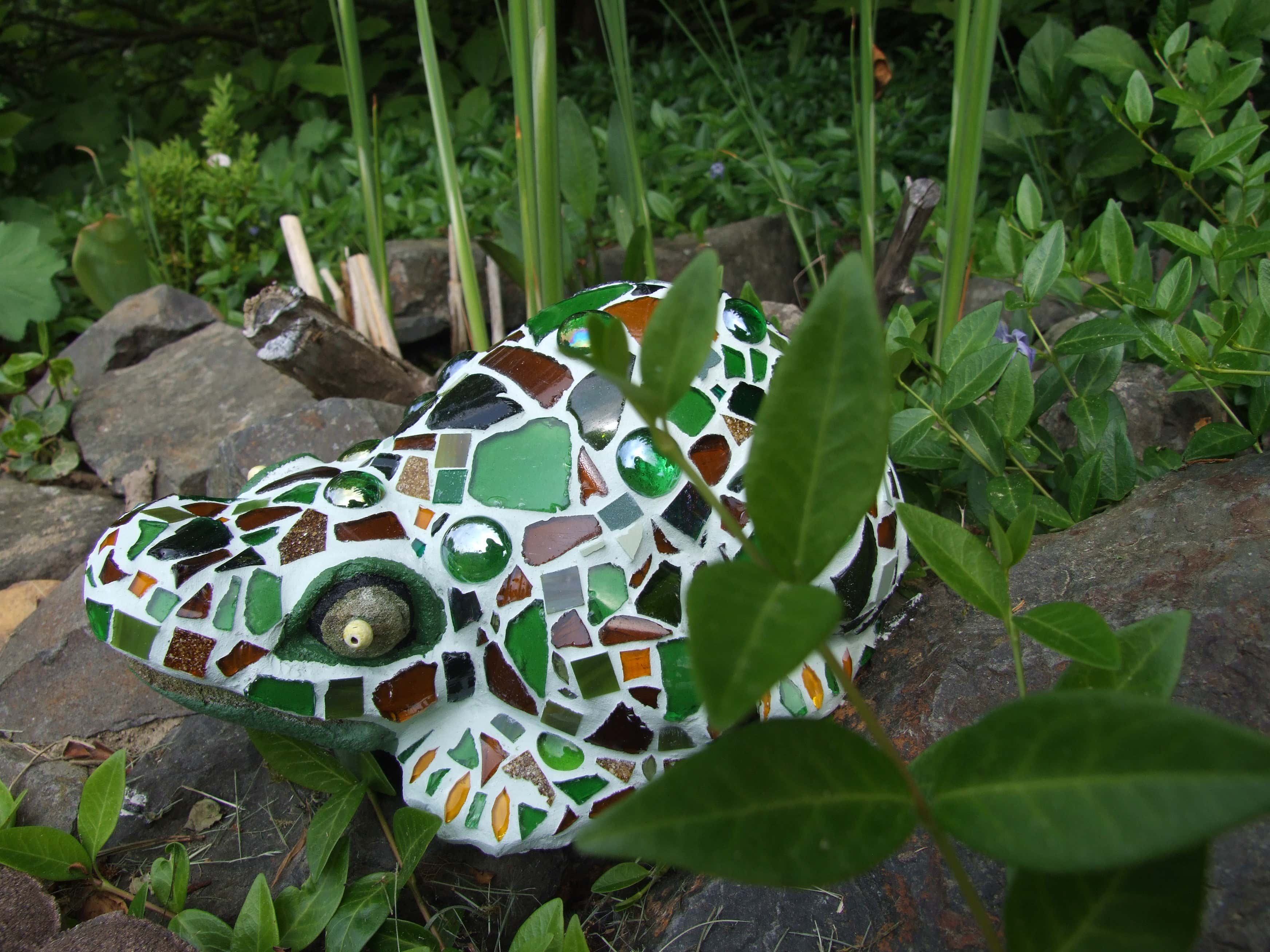 Der perfekte Platz für den Mosaik-Frosch? Natürlich nah am Miniteich, wo auch die echten Frösche sitzen.