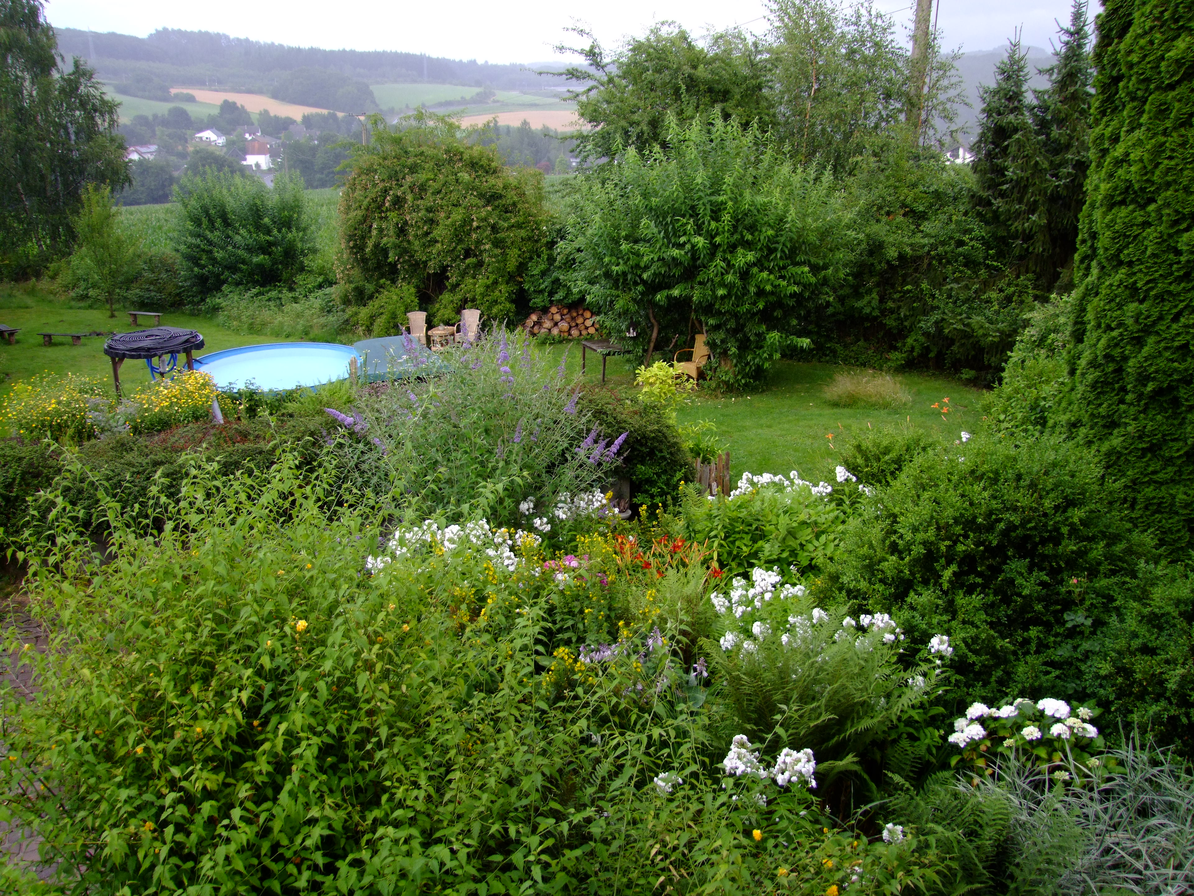 Zwischen den Büschen von Kerstins blumigem Garten verstecken sich allerlei Mosaik-Kunstwerke.