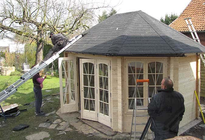 gartenhausaufbau-dach-regenrinne
