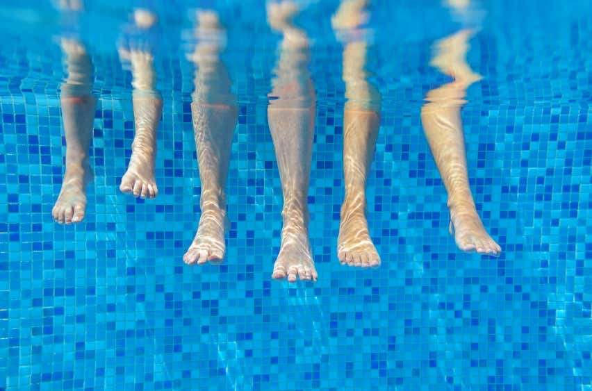 wochenendhaus-pool-füße