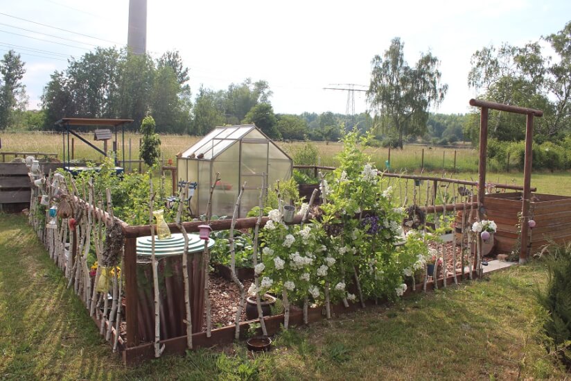 Der Bauerngarten mit kleinem Gewächshaus.