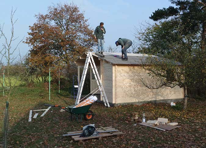 gartenhausaufbau-dachpappe
