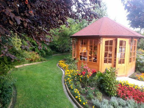 Näher an der Natur geht’s nicht: der Gartenpavillion Madeira mitten im Blumenbeet.