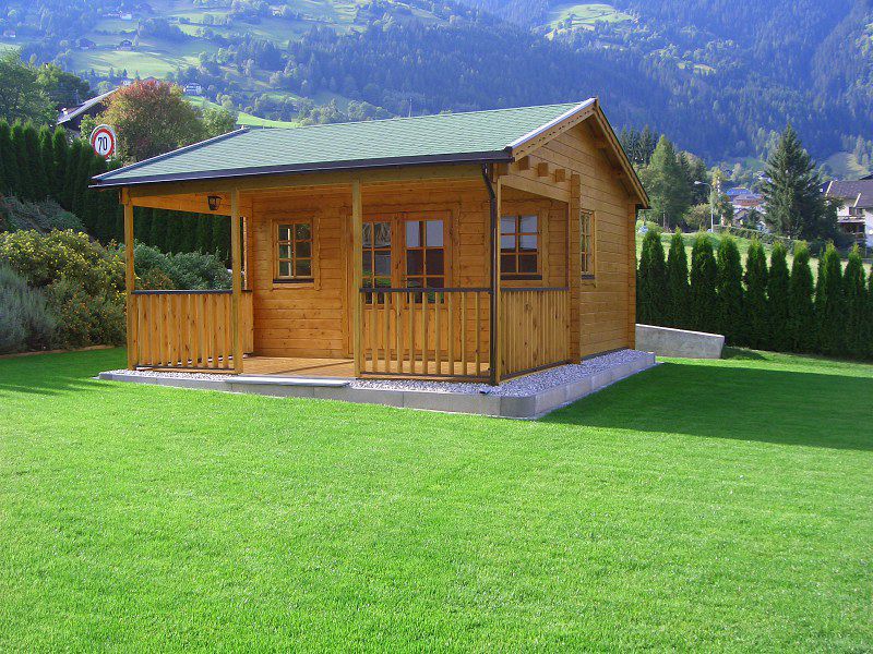 In solch eine malerische Naturkulisse fügt sich ein rustikales Holz-Gartenhaus besonders gut ein: Modell Amsterdam-44 ISO.