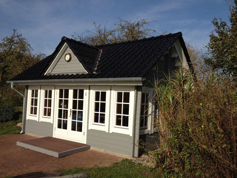 Gartenhaus grauweiß moderner Gartentrend mit Stil