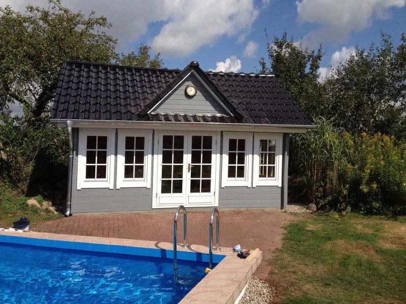 Das Clockhouse XL 44 macht auch als Poolhaus eine gute Figur, dank dem modernen grau-weißen Anstrich.