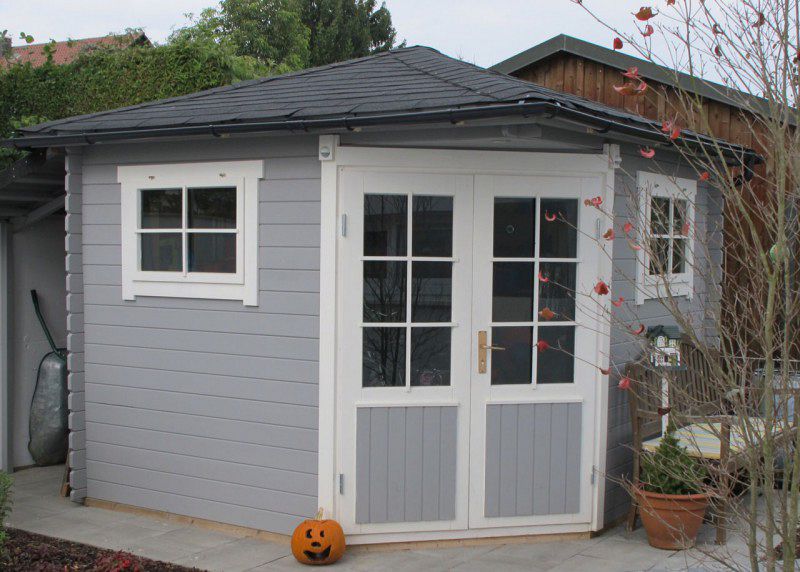 Macht auch mit Halloween-Kürbis eine gute Figur: unser 5-Eck-Gartenhaus Claudia-28. Viele tolle Ideen zur Halloween-Deko finden Sie auch in unserem Artikel.