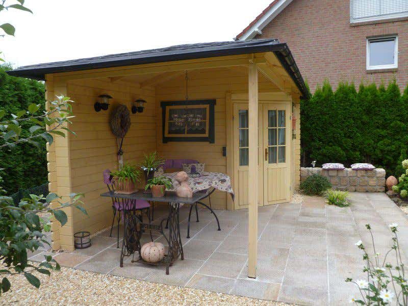 Gartenhaus ist nicht gleich Gartenhaus: Bei diesem hier, Modell Mosel-28 mit Anbau, sitzen unsere Kunden unter einem schützenden Holzdach.