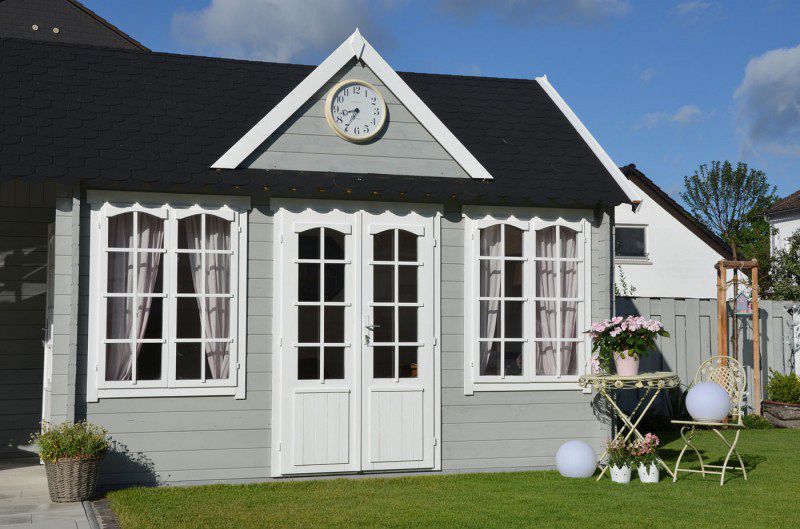 Gartenhaus grauweiß moderner Gartentrend mit Stil