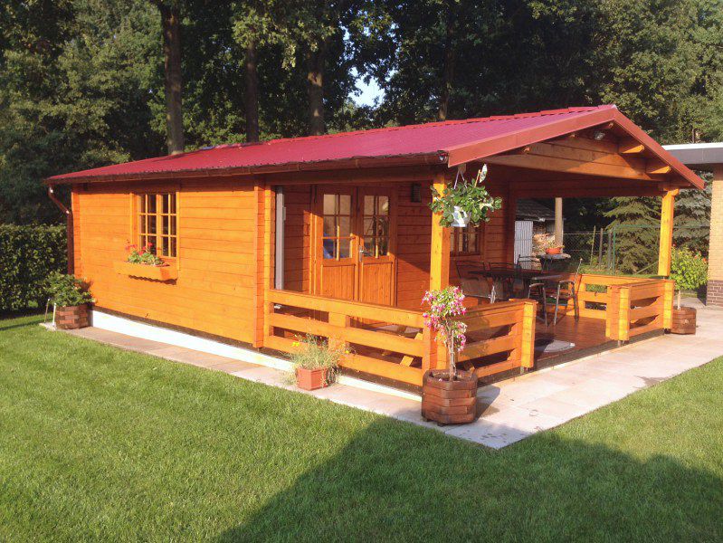 Ein Frühstück draußen in der Natur: Gartenhaus Fanö-70 macht es dank seiner überdachten Terrasse auch im Regen möglich.