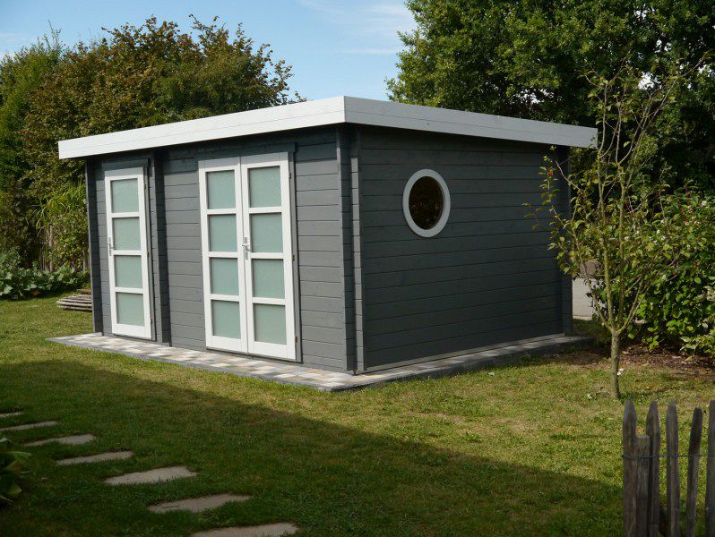 Moderner geht es kaum: Das moderne Gartenhaus E44 Iso mit weiß abgesetzten Fenstern.