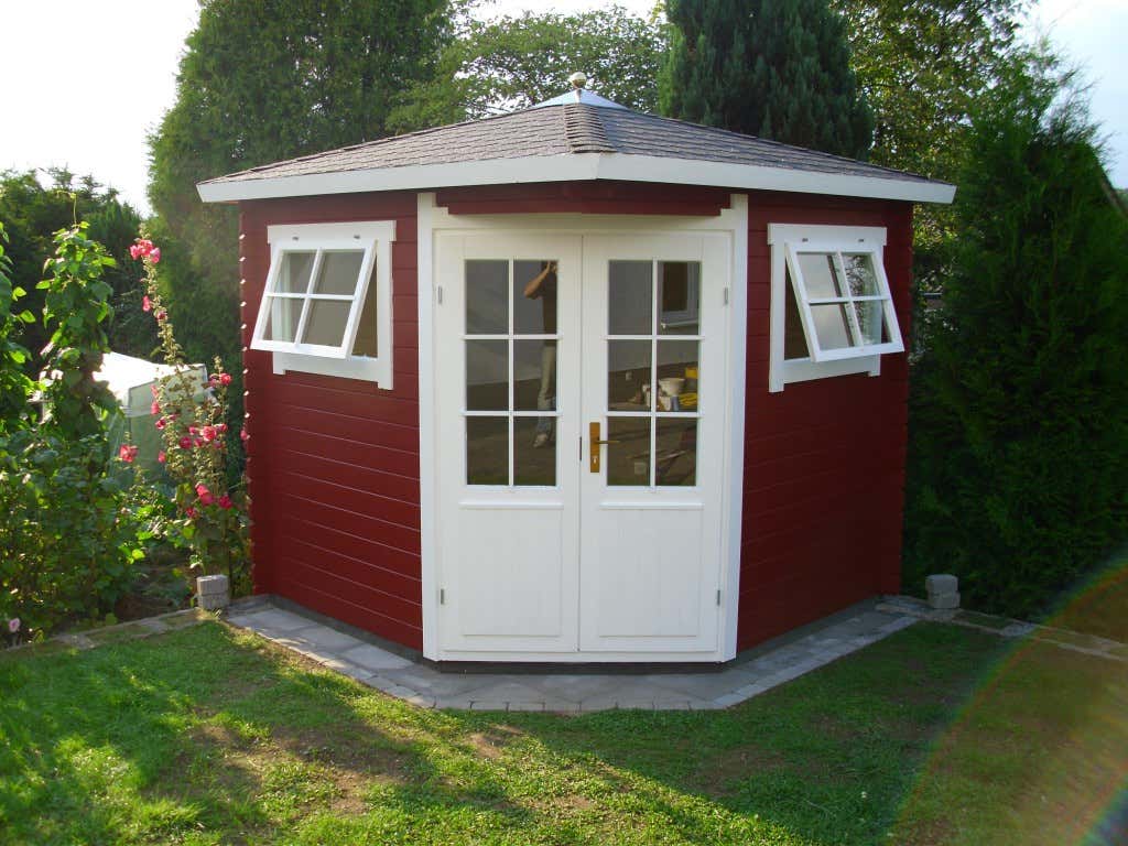 Das Gartenhaus mit schwedenrotem Farbanstrich sieht nicht nur von außen aufregend aus: Dank seiner 5-Eck-Konstruktion ist das Modell Sunny-B auch von innen beachtlich groß. 