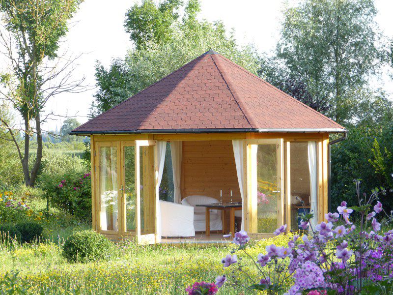 Pavillon in sommerlichem Garten