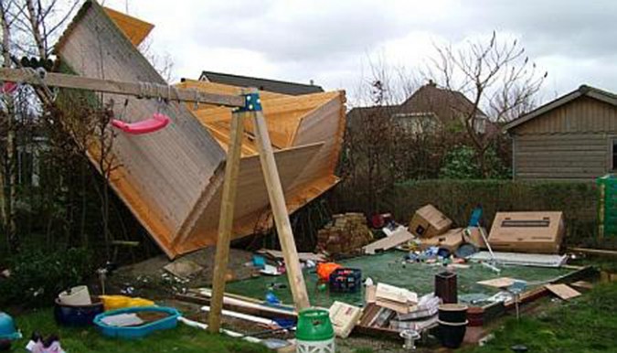 Gartenhaus sturmsicher machen Sturmschaden ade!