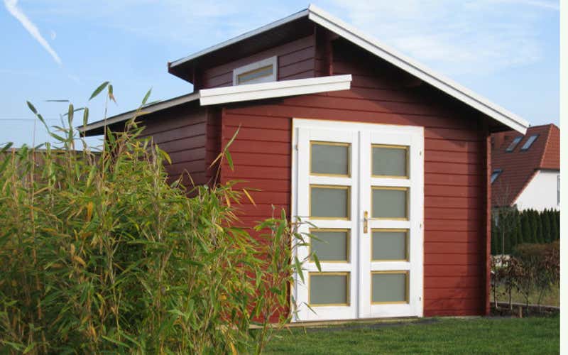 Oh lá lá: Das Pultdach und der schwedenrote Farbanstrich des Modell Aktiva-28 macht dieses Gartenhaus zu etwas ganz besonderem!