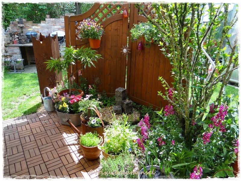 Terrasse mit Pflanzgefäßen als Alternative zu Blumenbeeten