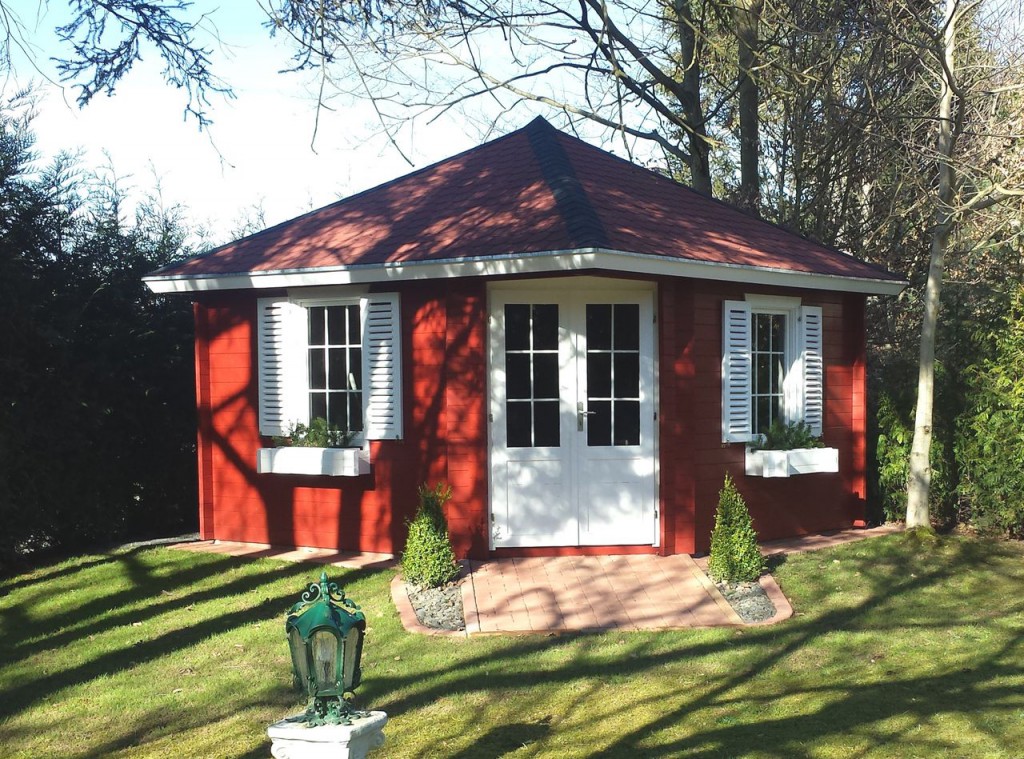 Rotes Gartenhaus