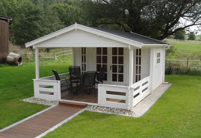 Weißes Gartenhaus Lappland mit Veranda