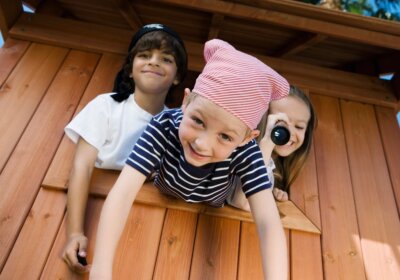 Sicherheit im Kinderspielhaus: Darauf müssen Sie achten Spielende Kinder im Kinderspielhaus