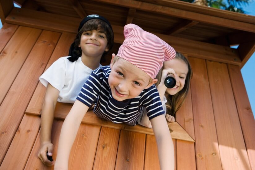 Spielende Kinder im Kinderspielhaus