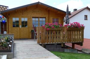 Ein Gartenhaus auf Stelzen Hanglage perfekt gemeistert