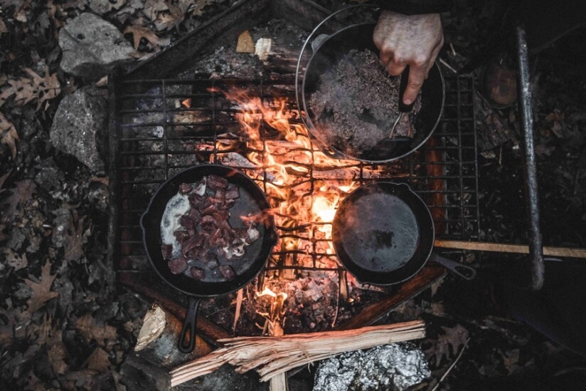 draußen kochen über offenem Feuer