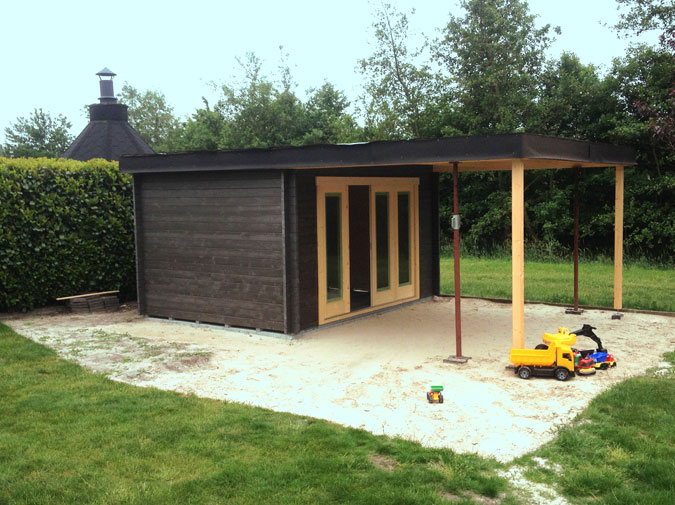 Ein Gartenhaus als Partyhaus mit ganz besonderem Dach