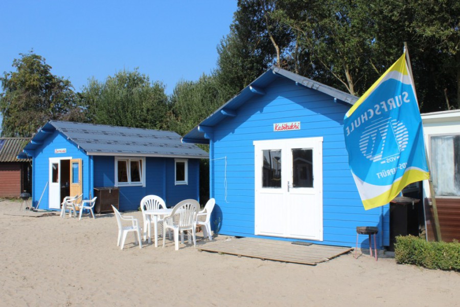 Ein Blockhaus in Himmelblau