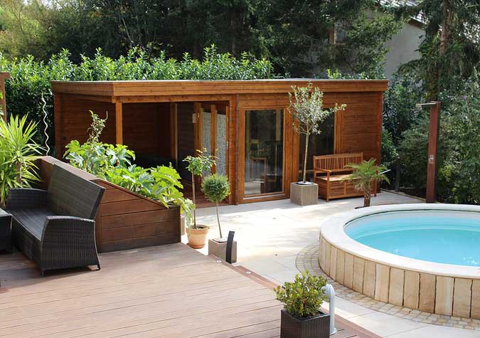 Gartensauna mit Pool