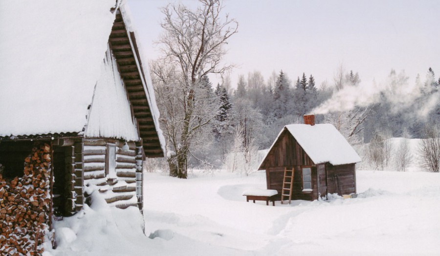 Saunahäuser in einer Schneelandschaft