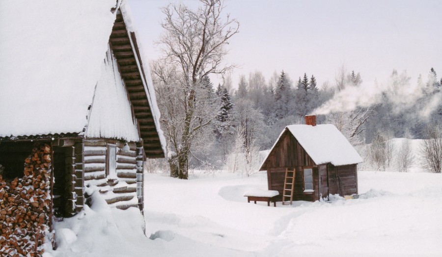 Saunahäuser in einer Schneelandschaft 