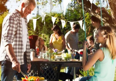 Planen Sie Ihre Gartenparty! Mit unserer Checkliste und Mottoparty-Ideen