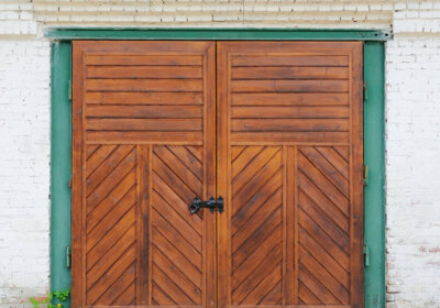 Das richtige Garagentor auswählen: Mit diesen 12 Tipps klappt’s Braune Holzgarage