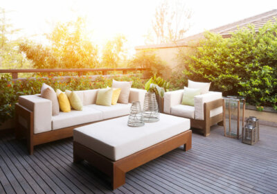 Die schönsten Gartenmöbel Ideen – inspiriert aus aller Welt Weiß braune Terrassenmöbel