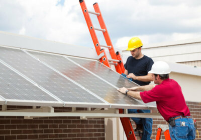Solarcarport: So sparen Sie Strom (und Geld) mit Ihrem Carport Männer bringen Solarzelle auf Carport an