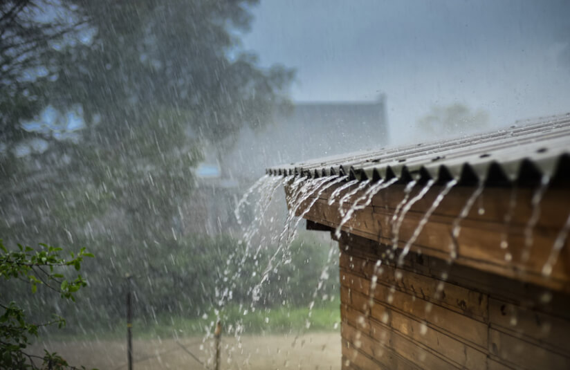 Regenwasser fließt von Dach