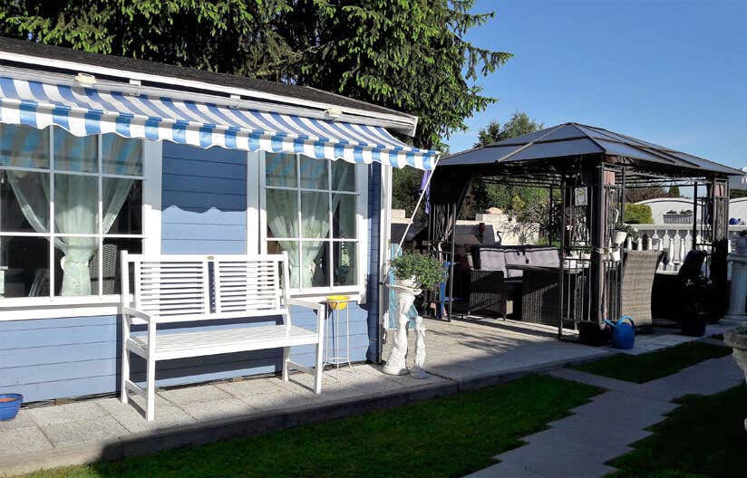 Blaues Gartenhaus mit Pavillon