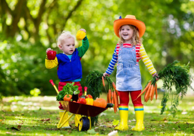 Kinder im Garten: Kreatives Spielen und Gärtnern im Grünen Kinder im Garten mit Gemüse
