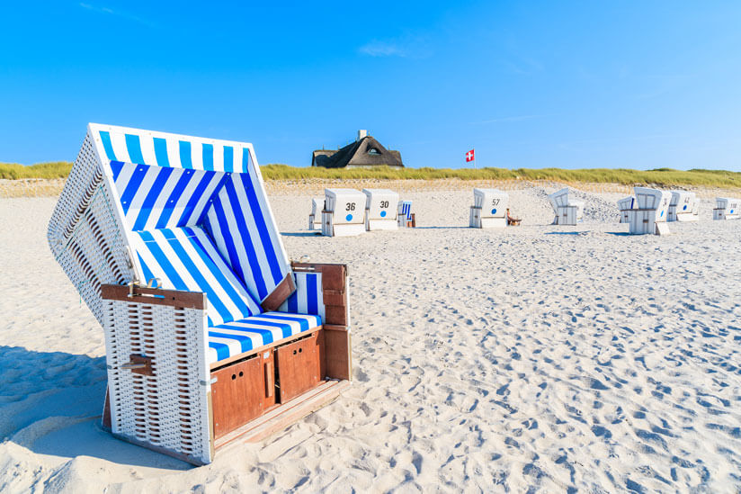 Blau weißer Strandkorb am Strand